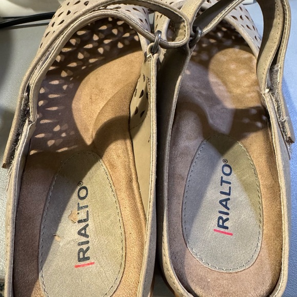 Rialto Women’s Size 11 Vienna Clogs Tan Mary Janes Wedge Heels Perforated - Picture 8 of 12